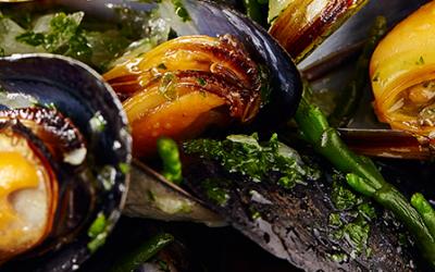 MUSSELS IN GARLIC AND WHITE WINE MUSSELS IN GARLIC AND WHITE WINE RECIPE